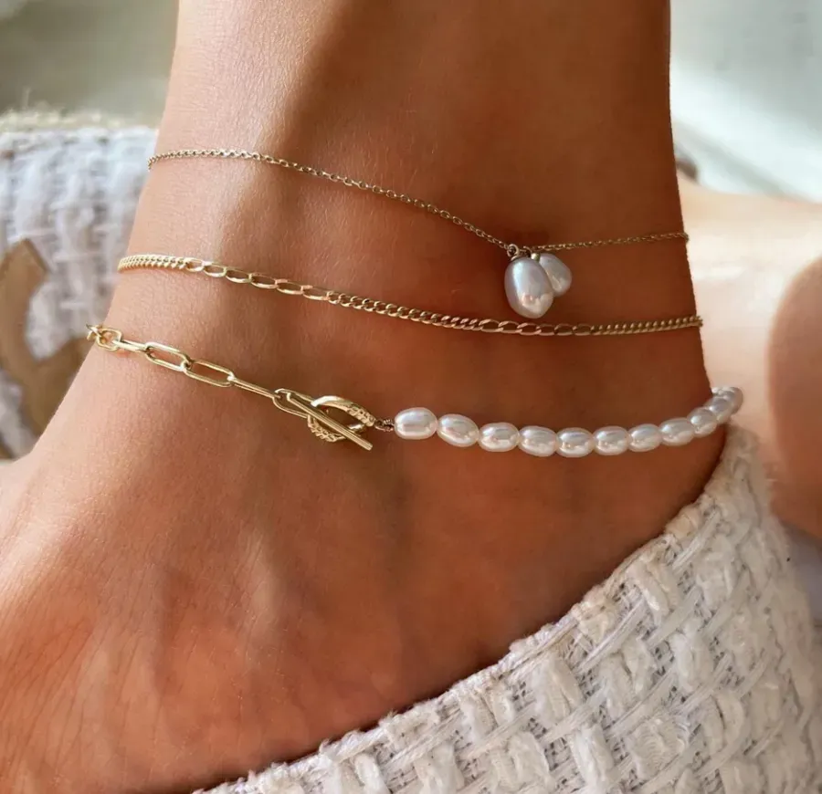 Lắc chân bạc mang lại sự bình an và thịnh vượng.