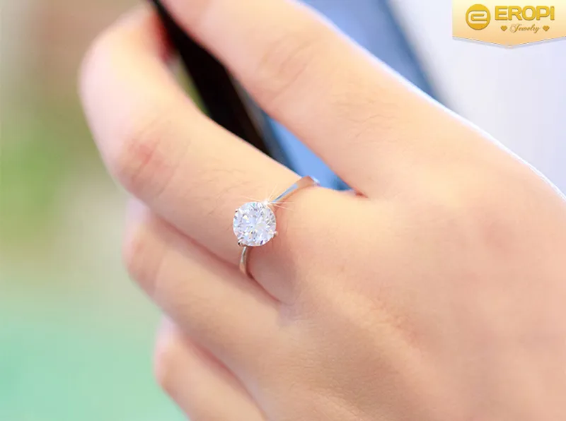 Đeo nhẫn ở ngón tay giữa để khai vận và duy trì hạnh phúc