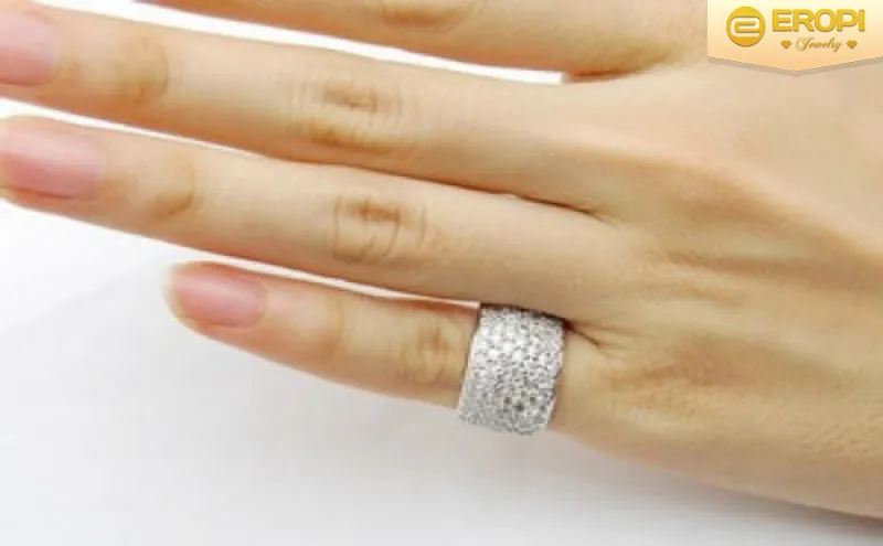 Việc đeo nhẫn ở ngón út giúp bản thân dễ dàng vượt qua những khó khăn