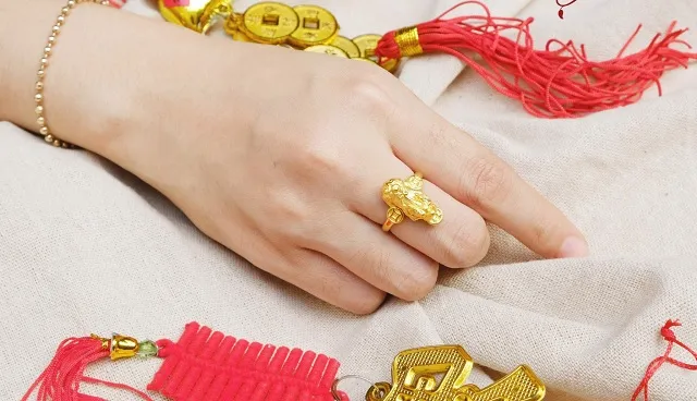 Nhẫn đính Tỳ Hưu bằng vàng sẽ càng làm tăng năng lượng của linh vật