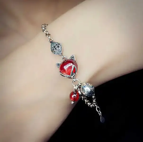 Nên đeo vòng Hồ Ly tai trái khi thăm người già, buổi lễ chúc phúc và những nơi giao dịch làm ăn