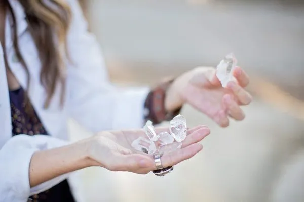 Giá đá thạch anh trắng