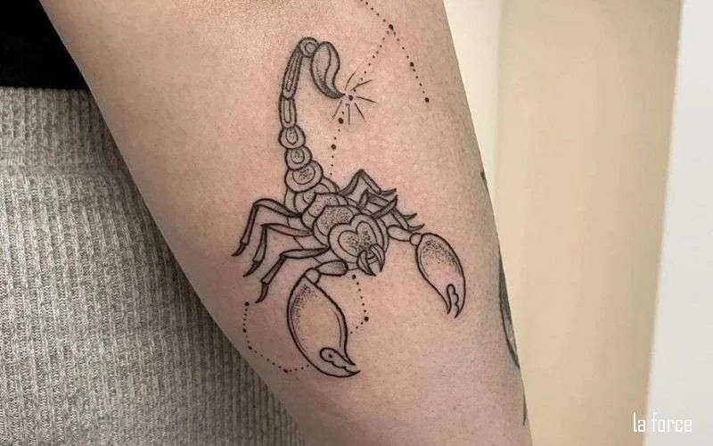 Xăm hình bọ cạp ở tay