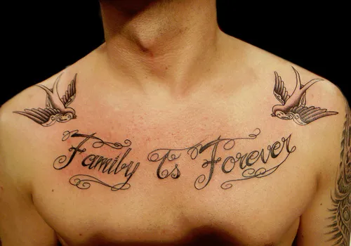 Hình xăm chữ tiếng Anh "Family is forever" trên cổ tay, biểu tượng của tình cảm gia đình