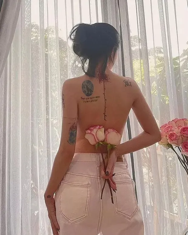 Linh Ngọc Đàm và hình xăm hoa bỉ ngạn