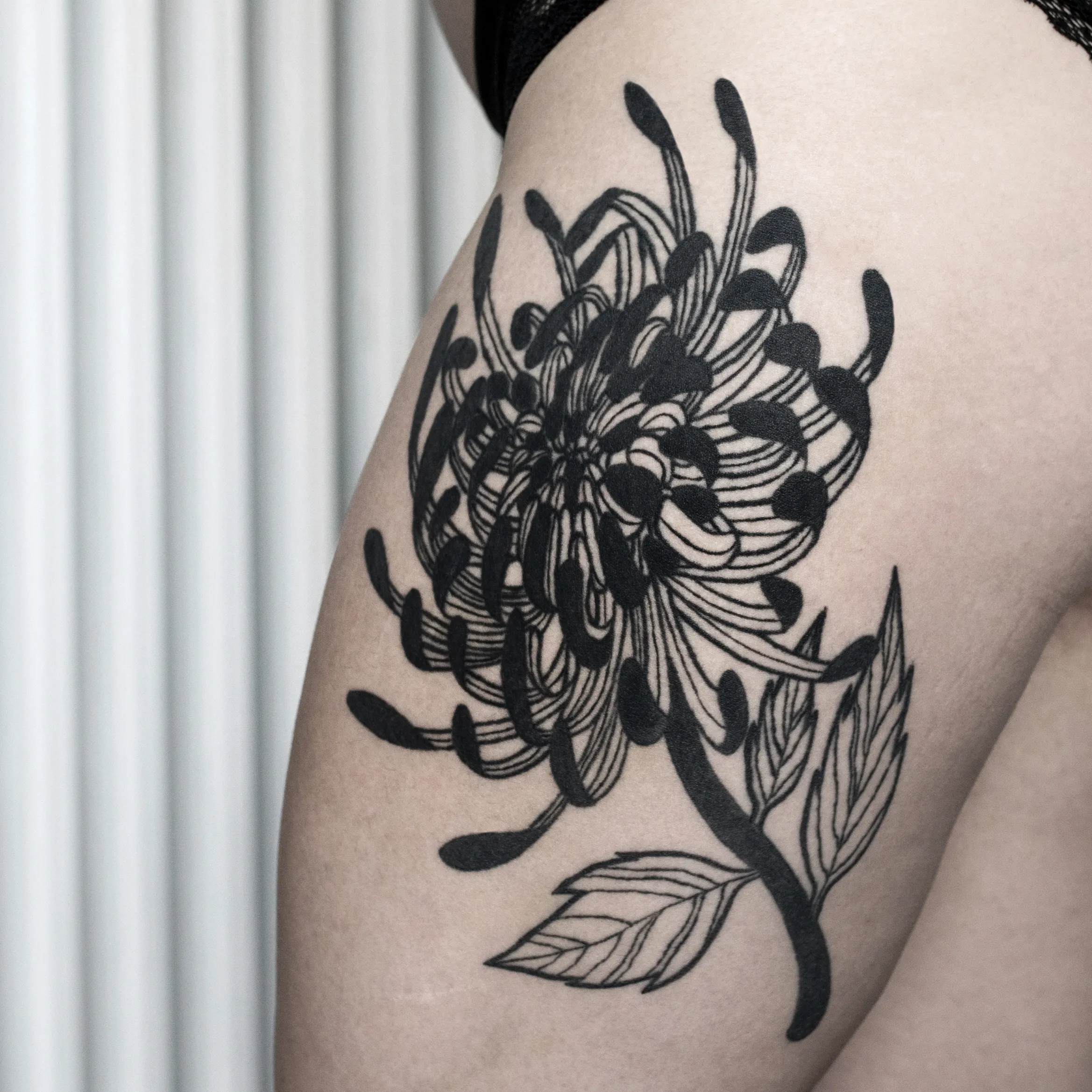 hình xăm hoa bỉ ngạn ở chân