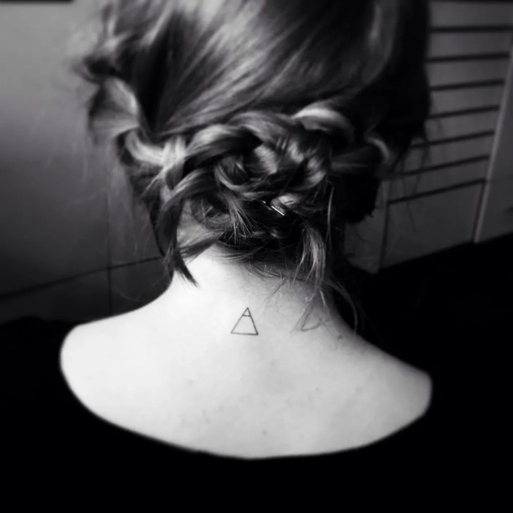 Biểu tượng khám phá là hình xăm nhỏ ý nghĩa về sự tìm hiểu thế giới