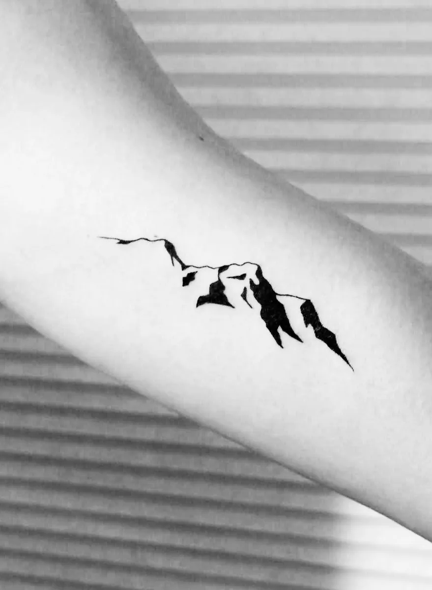 Hình ảnh ngọn núi là hình xăm nhỏ ý nghĩa về việc tự tạo lối đi