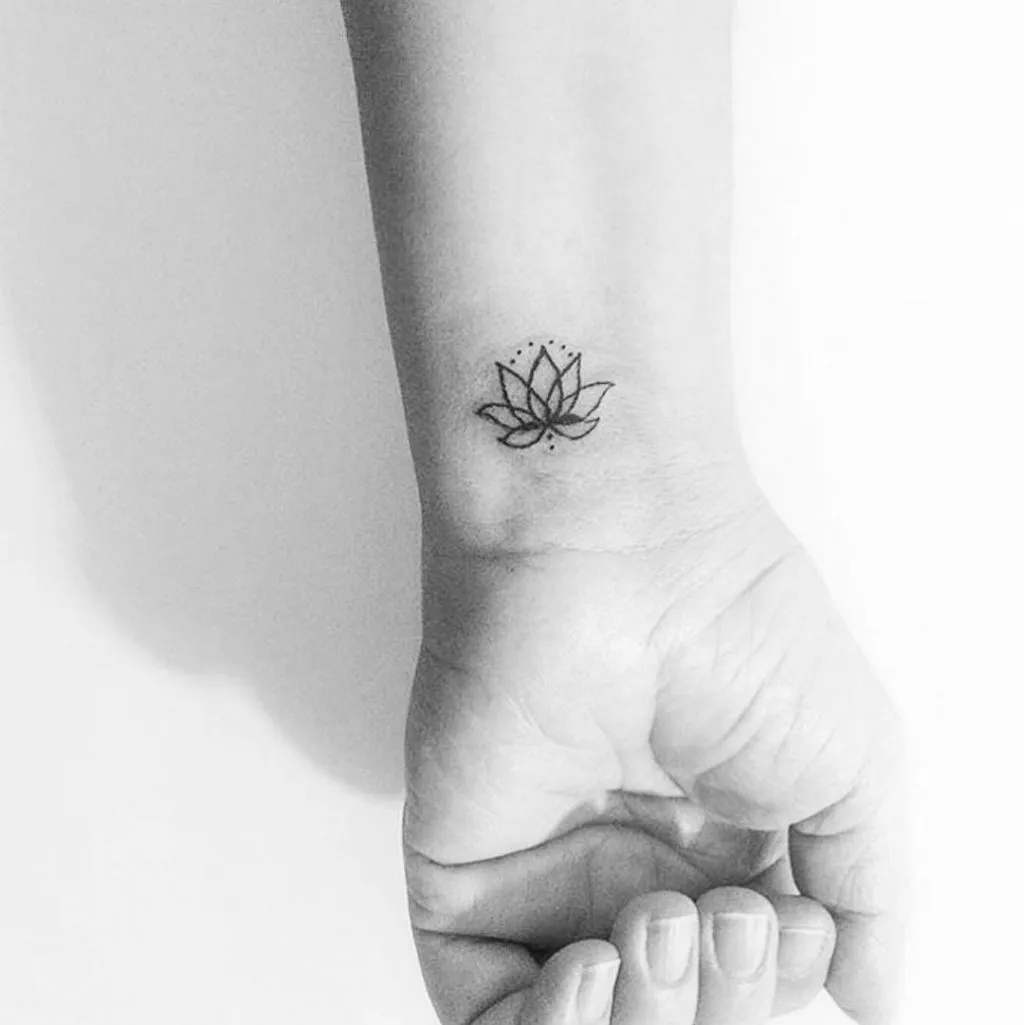 Hình xăm hoa sen là hình xăm nhỏ ý nghĩa về sự vươn lên