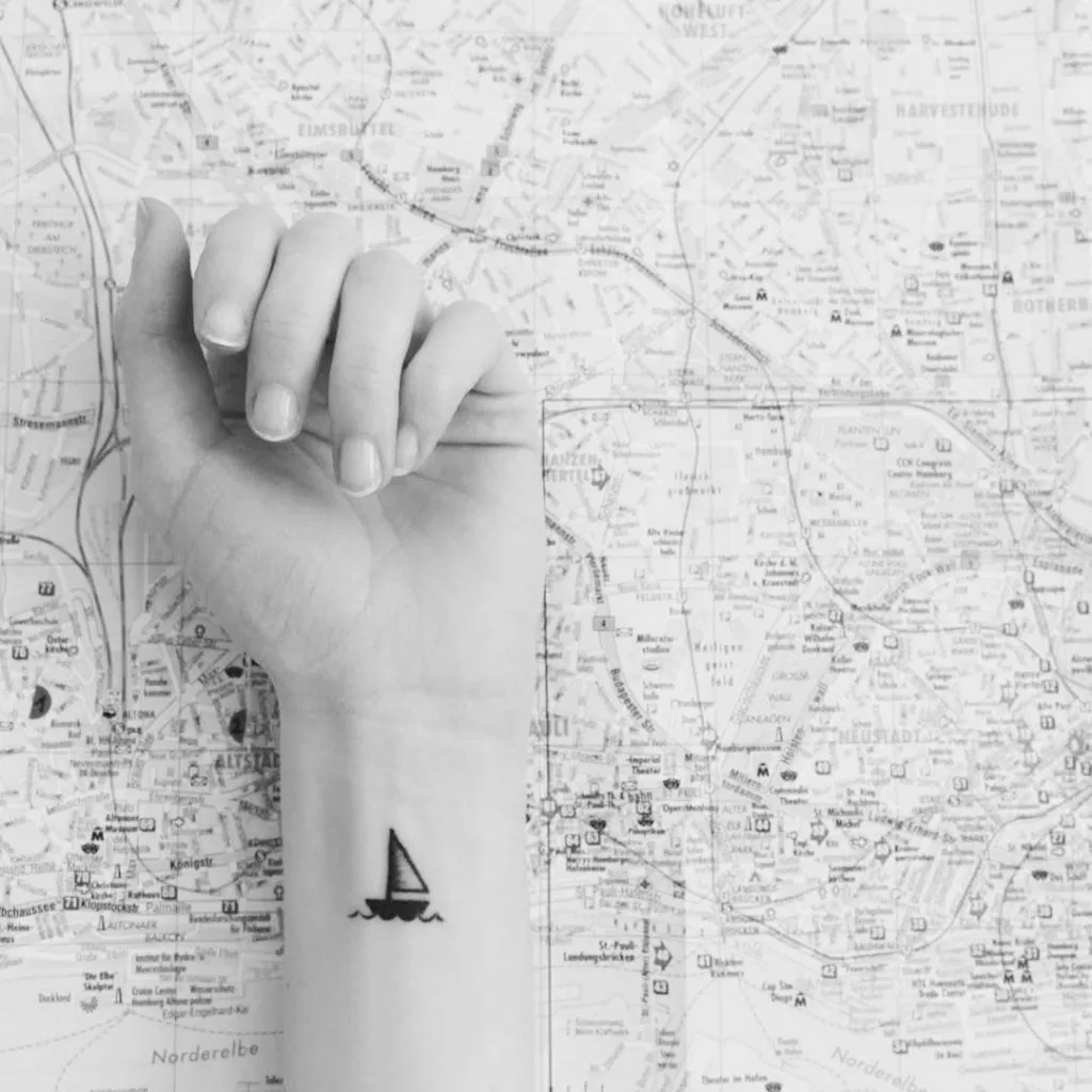 Con thuyền nhỏ là hình xăm nhỏ ý nghĩa tượng trưng cho hành trình vượt sóng gió