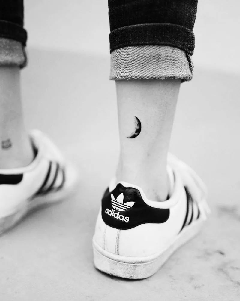 Mặt trăng là hình xăm nhỏ ý nghĩa tượng trưng cho sức mạnh nữ tính và khởi đầu mới