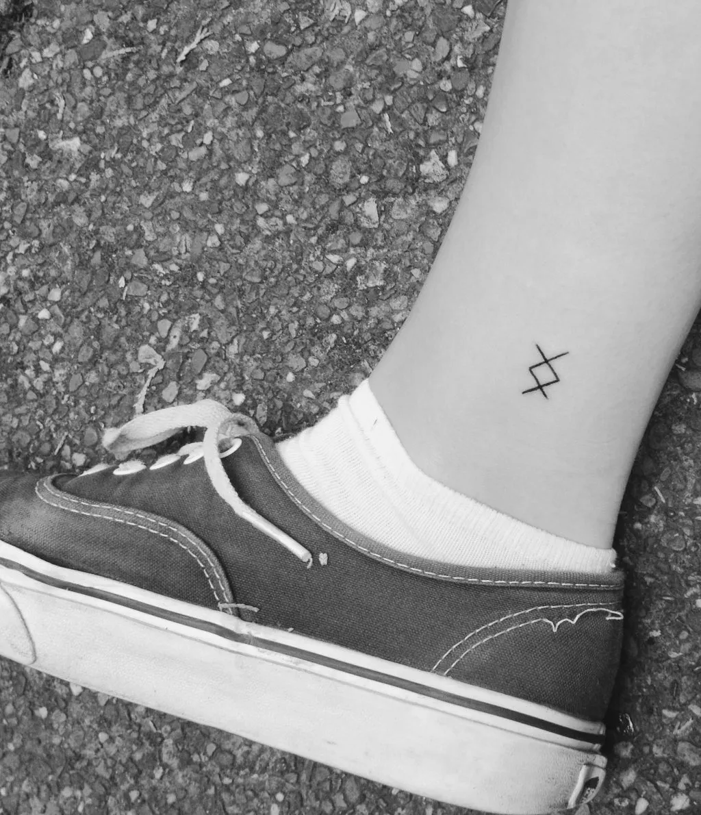 Biểu tượng Inguz là hình xăm nhỏ ý nghĩa về ý chí và con đường