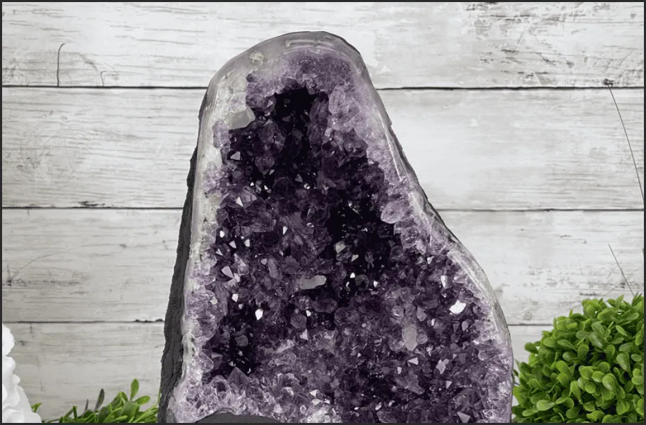 Hốc đá thạch anh tím được hình thành từ tác động hóa học của tự nhiên