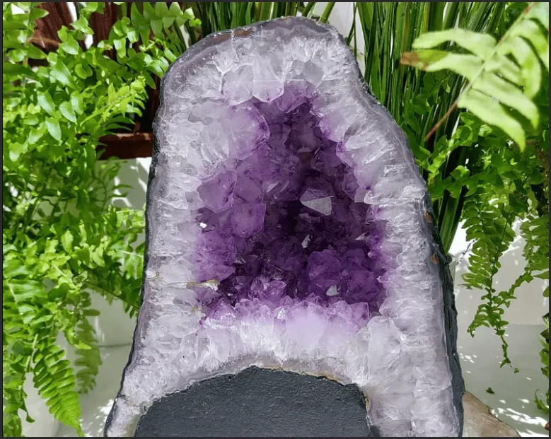 Hốc đá thạch anh tím luôn tỏa ra nguồn năng lượng dương, có tác động trực tiếp đến tinh thần.