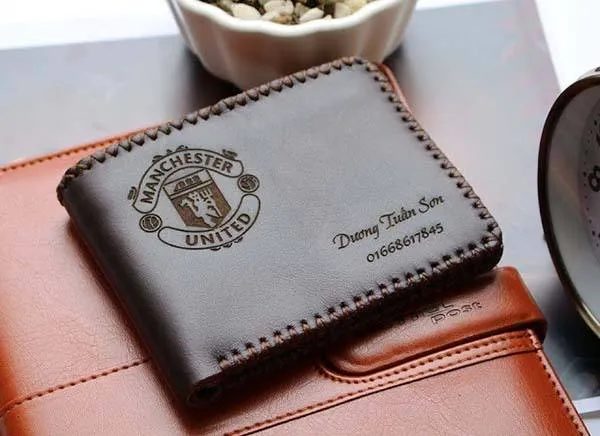 Ví da khắc tên là món quà tặng độc đáo thể hiện sự tinh tế của người tặng