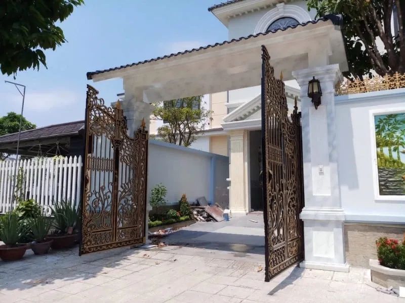 Cổng hai cánh lệch là giải pháp kiến trúc thông minh cho những ngôi nhà có mặt tiền hẹp