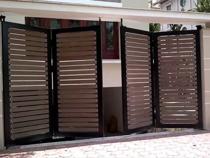 Mẫu cổng bốn cánh giúp mở rộng không gian và tạo sự bề thế cho những ngôi nhà hiện đại