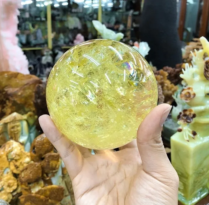 Nên kiểm tra kỹ về màu sắc, độ bóng, mịn của quả cầu thạch anh vàng