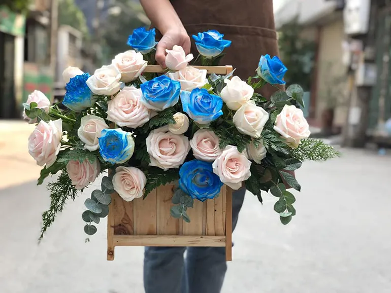 Lẵng hoa hồng xanh trang nhã phù hợp cho nhiều không gian khác nhau