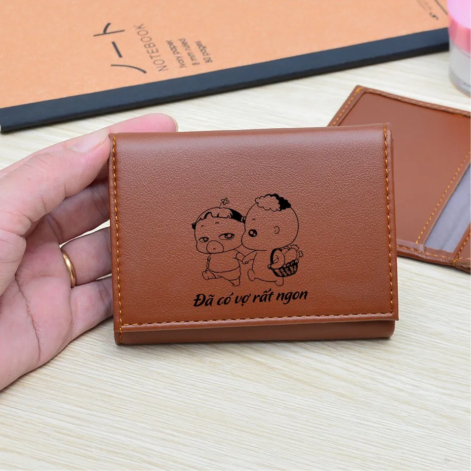 Những con số kỷ niệm được khắc tinh tế trên nền da bò thật cao cấp