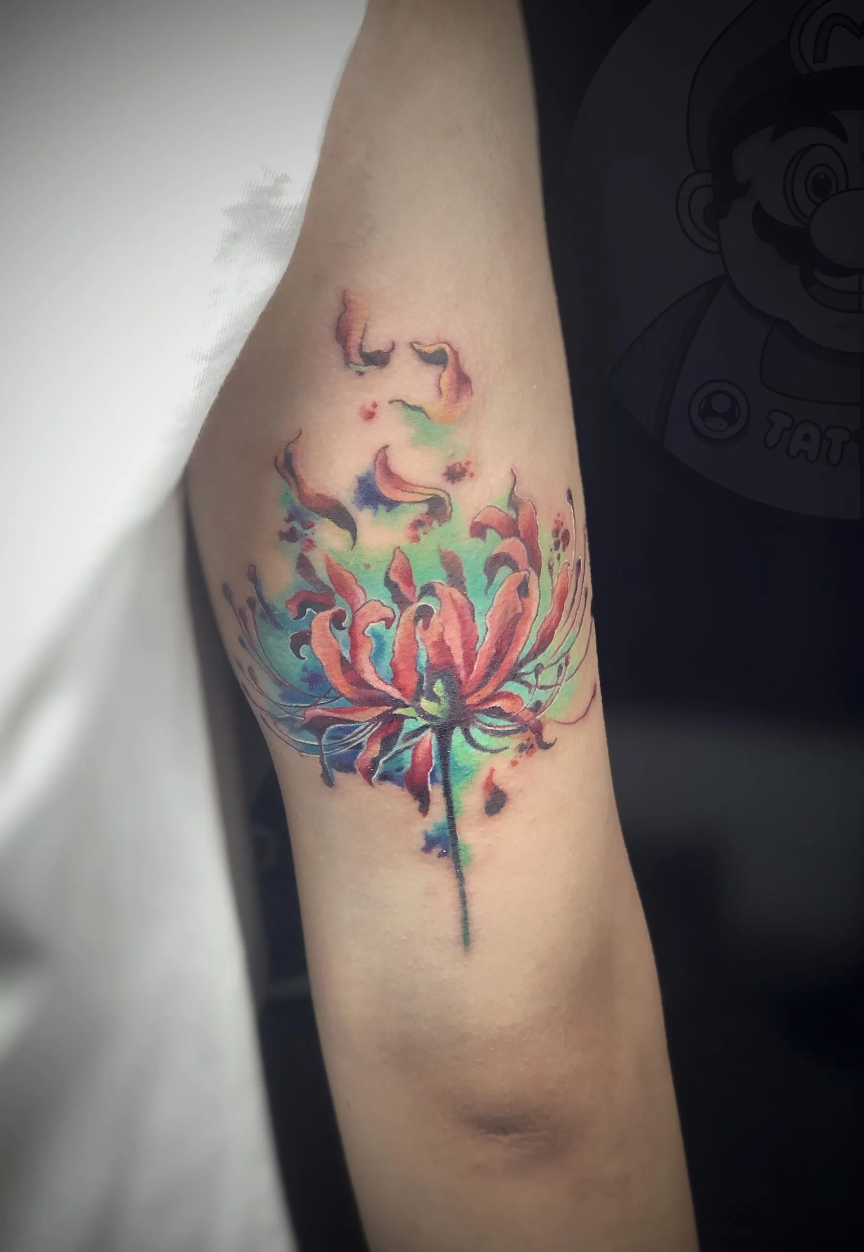 hình xăm hoa bỉ ngạn mini ở tay