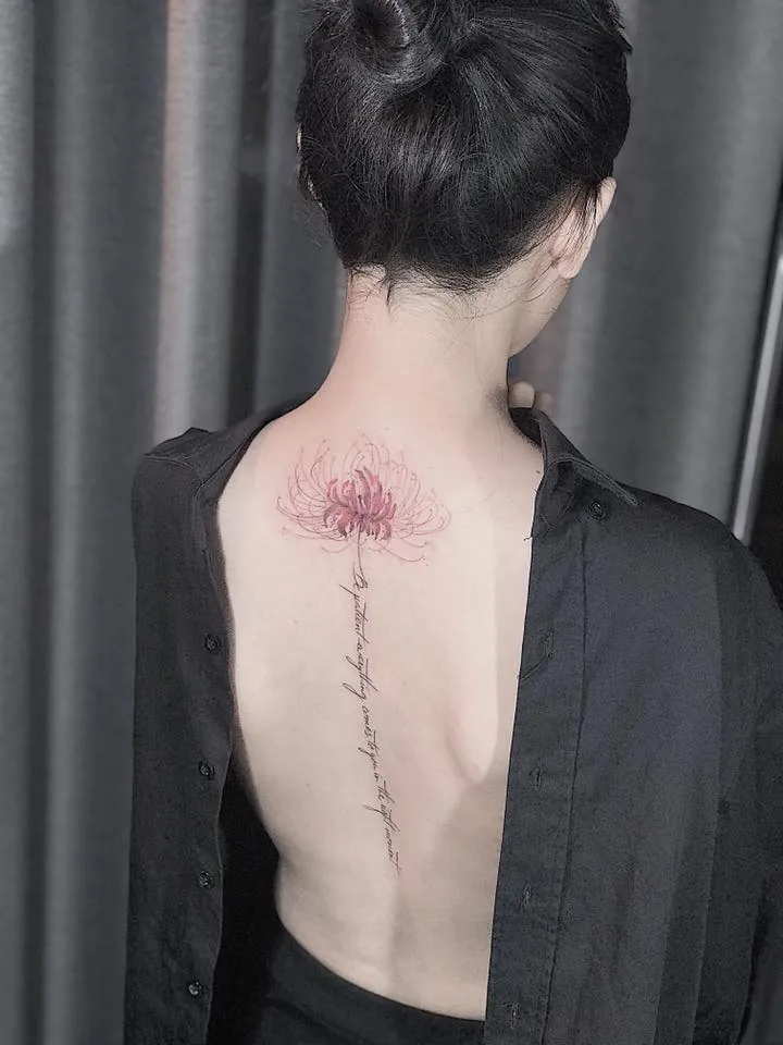 hình xăm hoa bỉ ngạn sau lưng