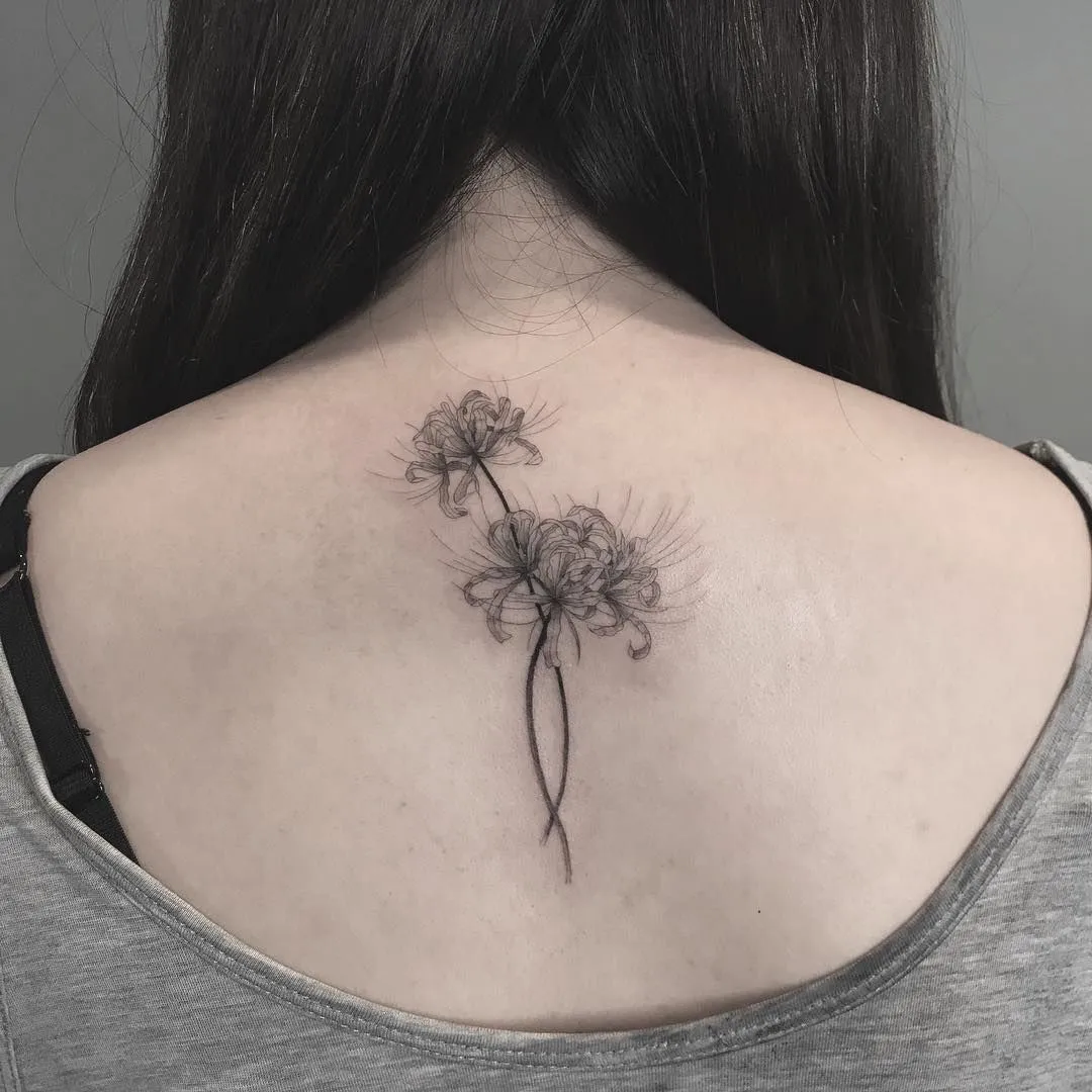 tattoo hoa bỉ ngạn dọc sống lưng
