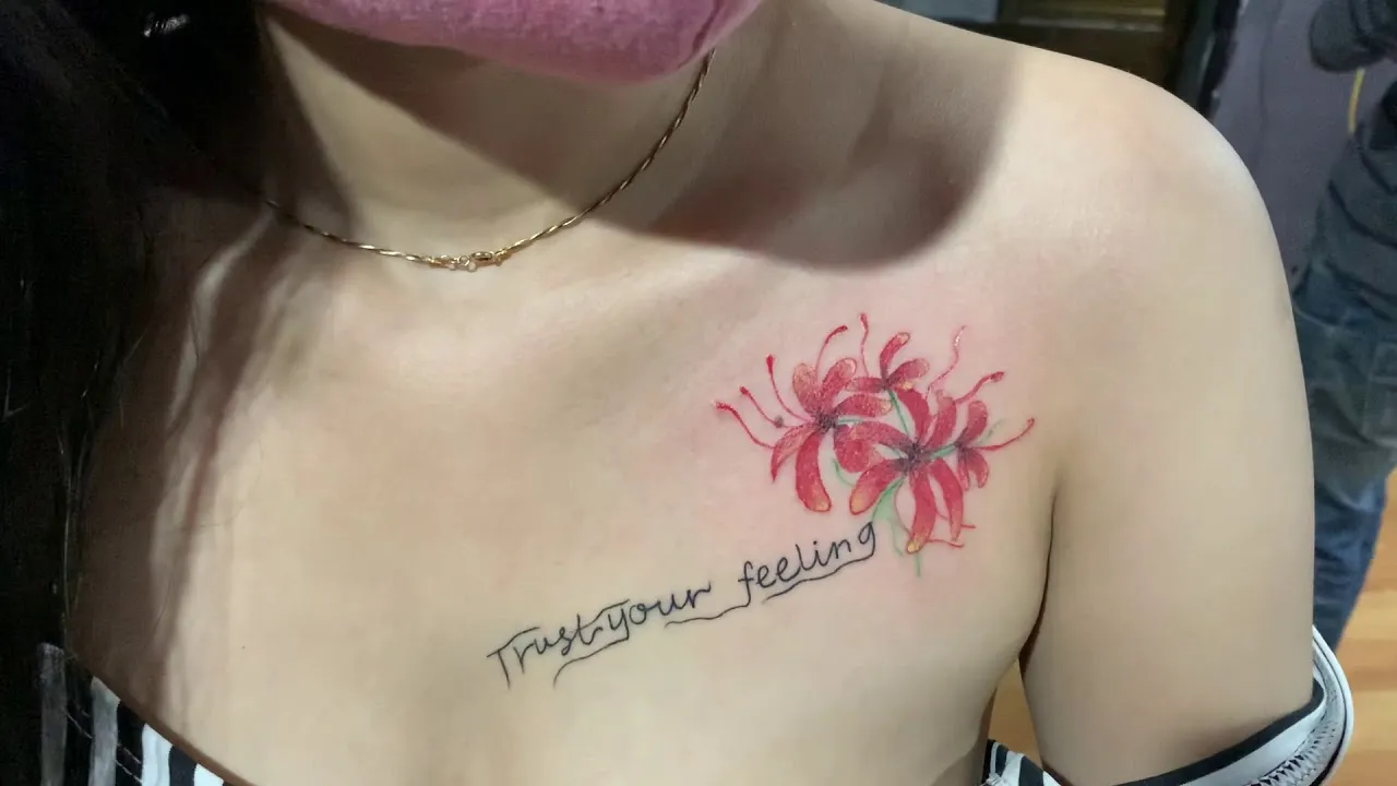 tattoo hoa bỉ ngạn dưới ngực
