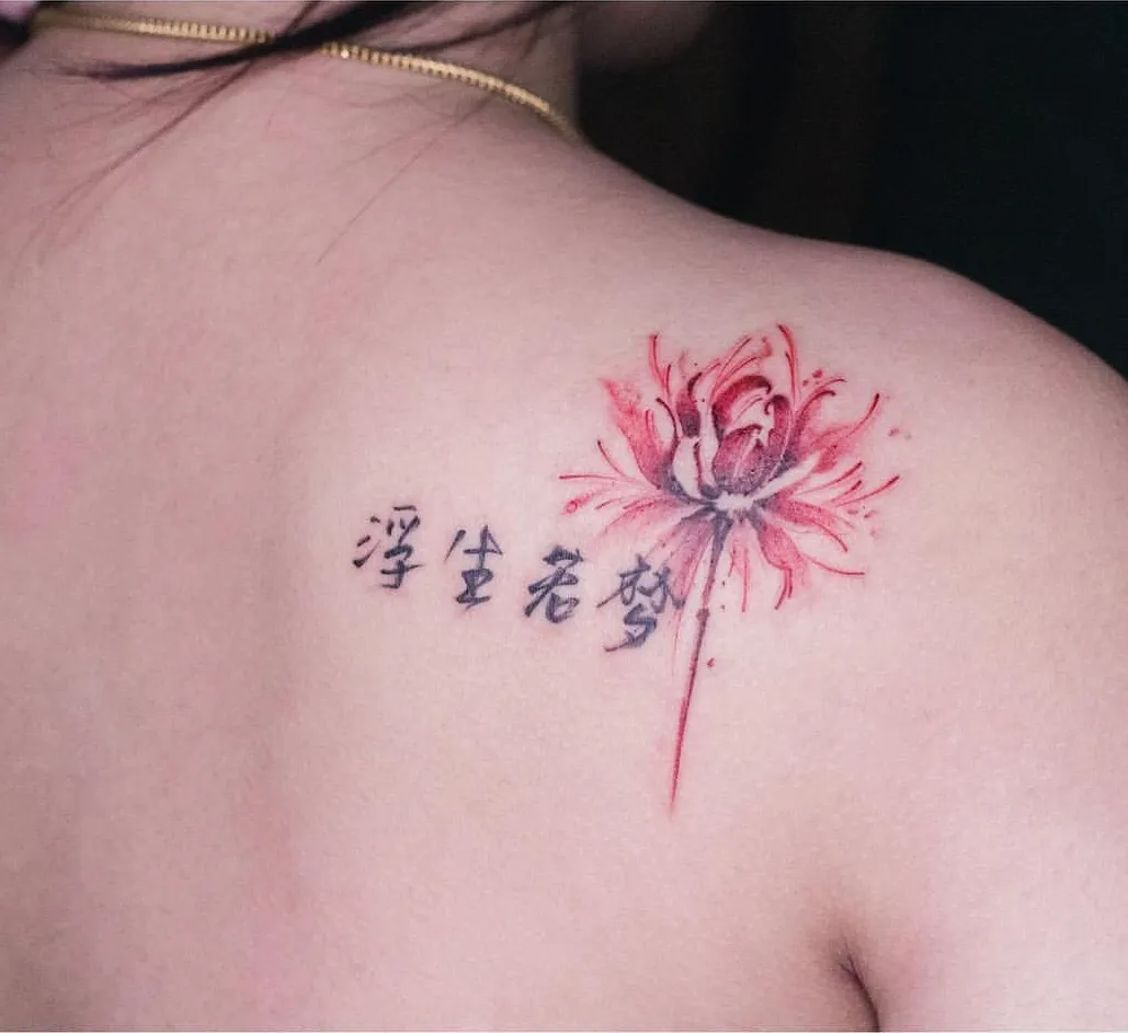 tattoo hoa bỉ ngạn ở bả vai