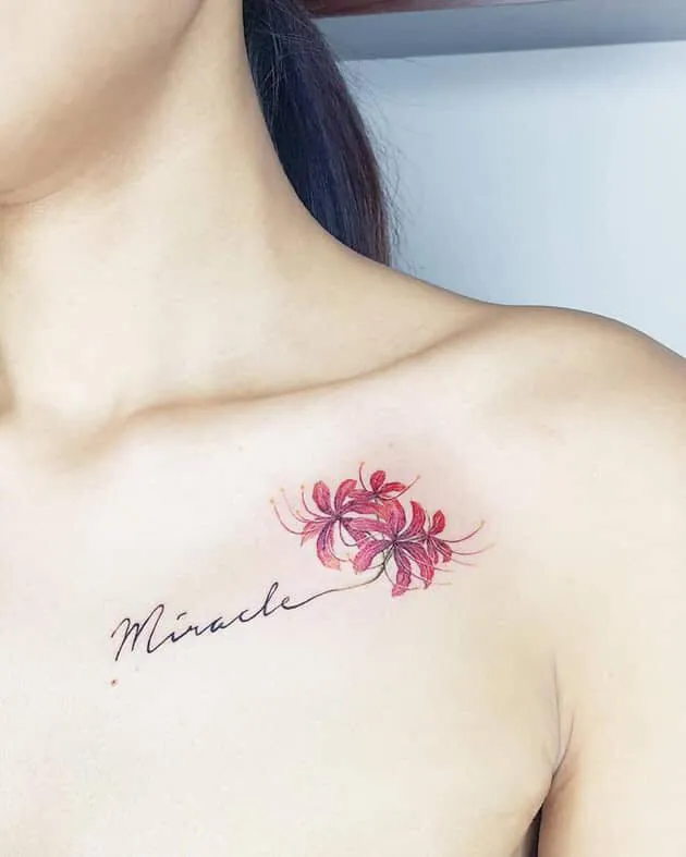 hình xăm hoa bỉ ngạn màu đỏ rực