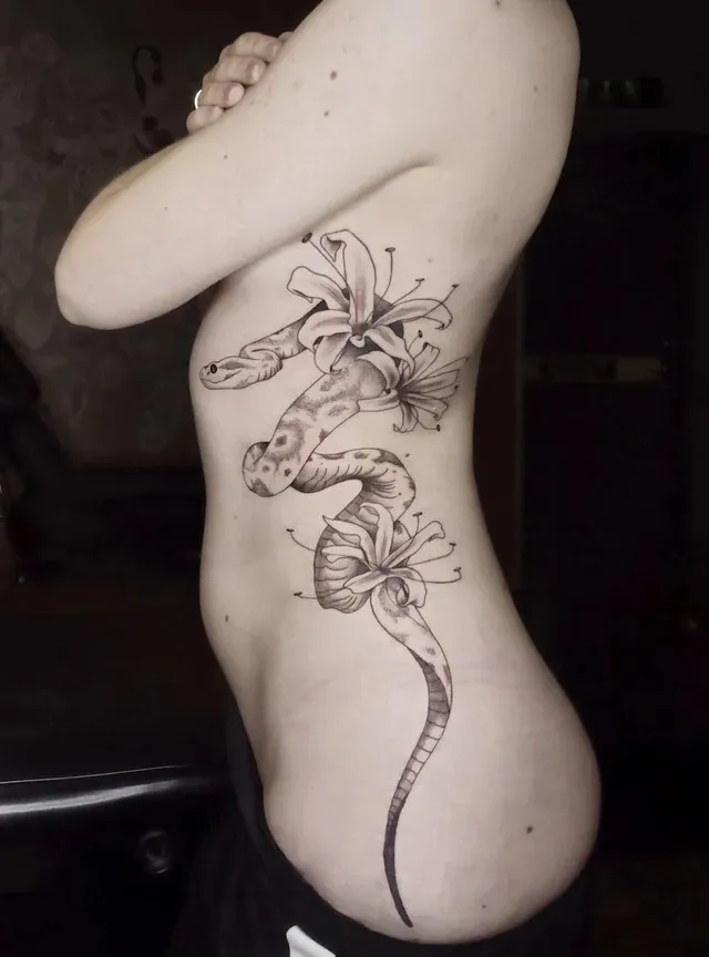 xăm hoa bỉ ngạn ở eo