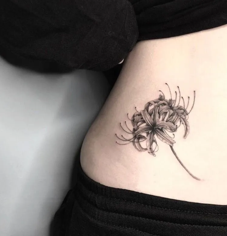 tattoo hoa bỉ ngạn eo quyến rũ