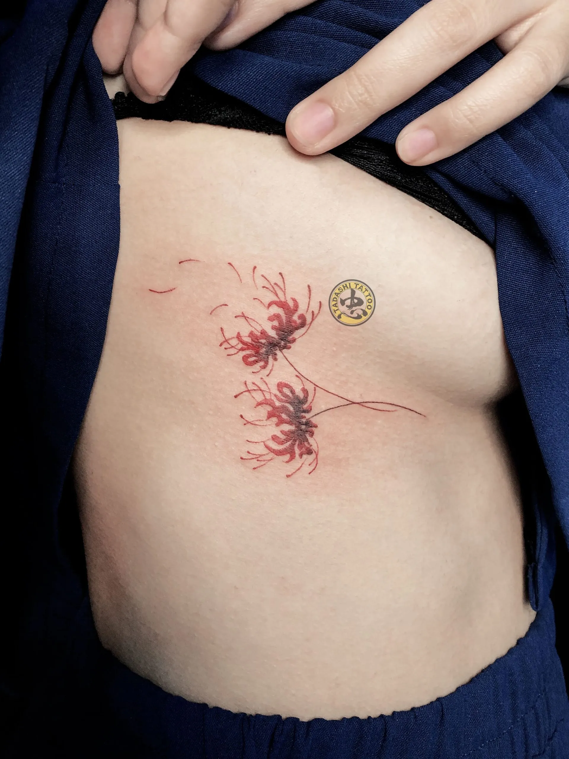 hình xăm bỉ ngạn đỏ ở eo