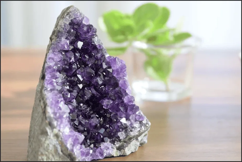 Màu sắc yếu tố quyết định giá trị của hốc thạch anh rất nhiều