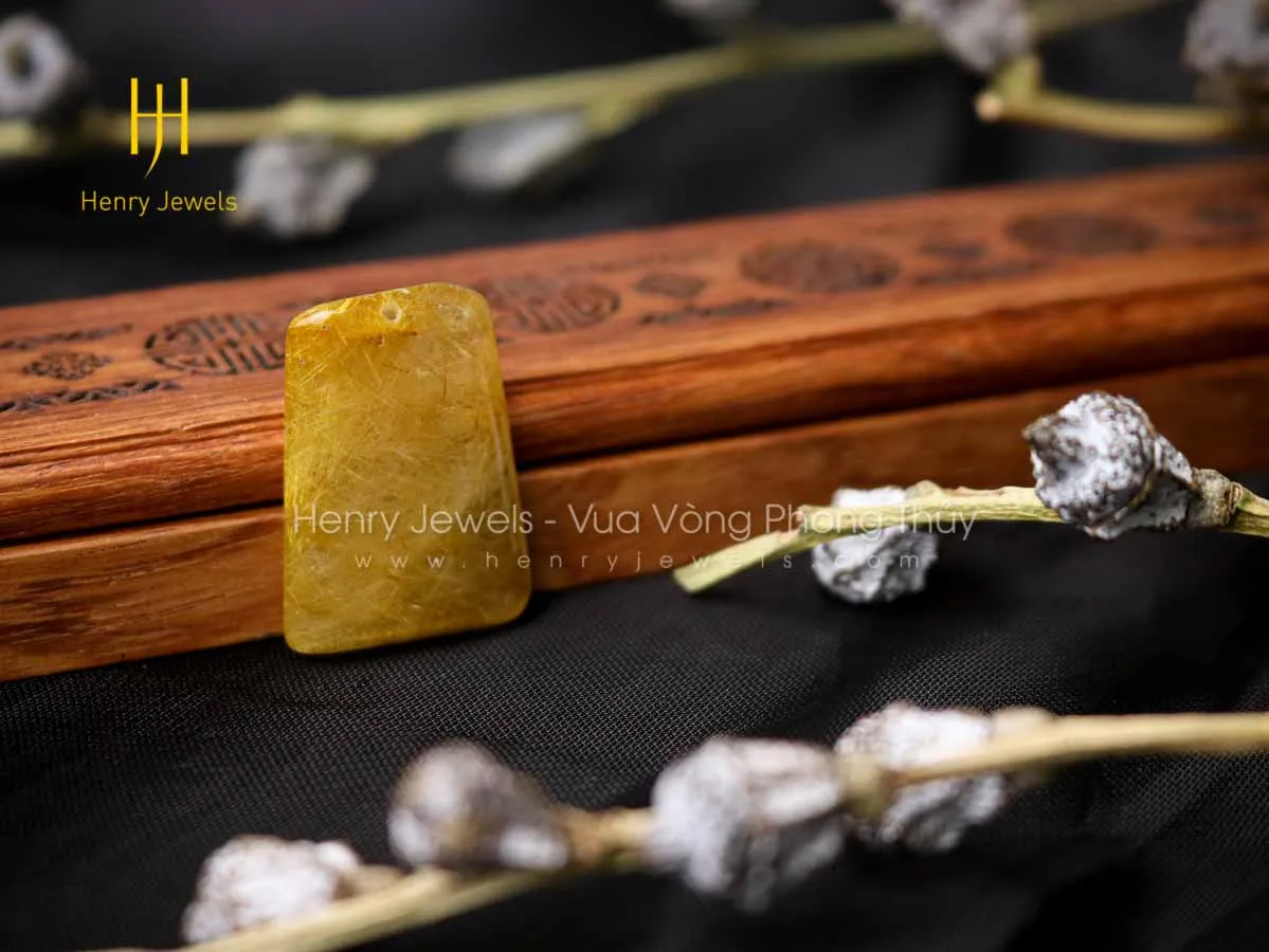 Mặt thạch anh tóc vàng được bọc khoen kim tiền