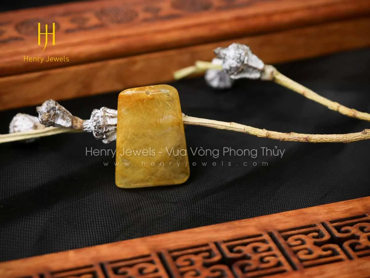 Mặt thạch anh tóc vàng với ánh kim rực rỡ dưới ánh sáng