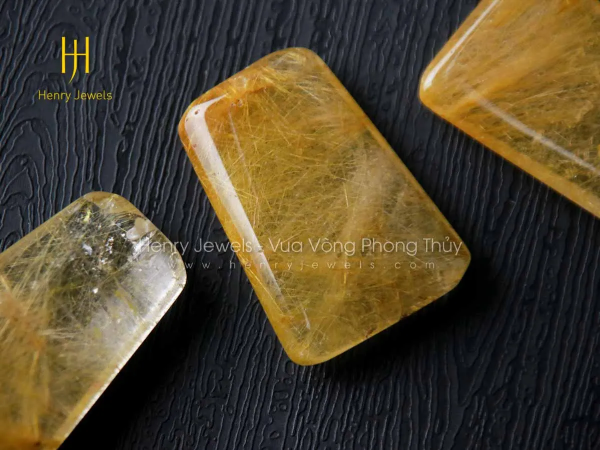 Mặt thạch anh tóc vàng với các sợi Rutile bên trong