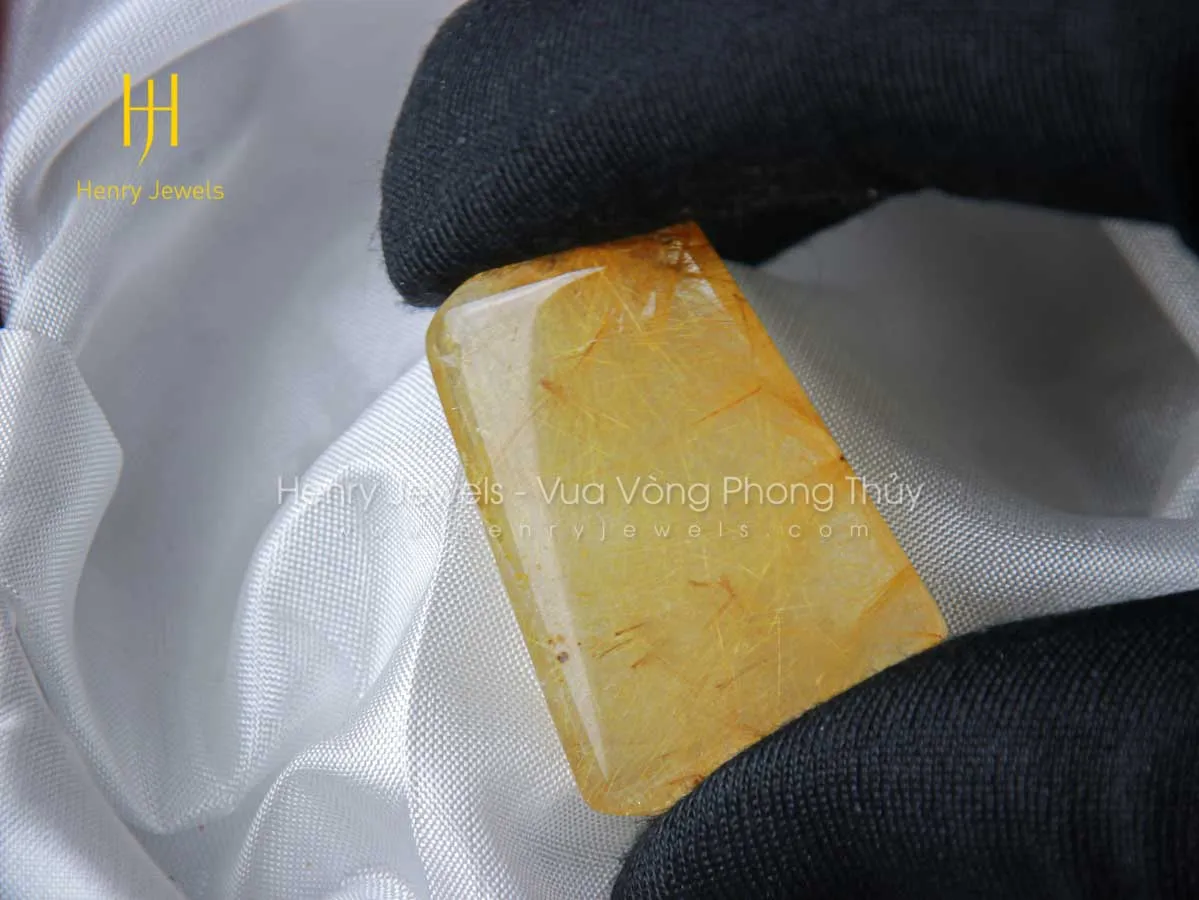 Mặt thạch anh tóc vàng tự nhiên với những vết tích độc đáo