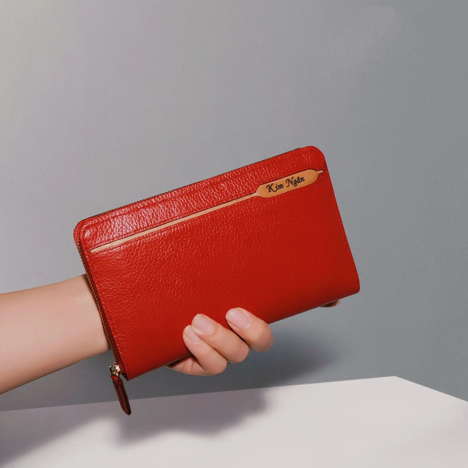 Lựa chọn vị trí khắc phù hợp giúp tôn lên vẻ đẹp sang trọng của chiếc ví da