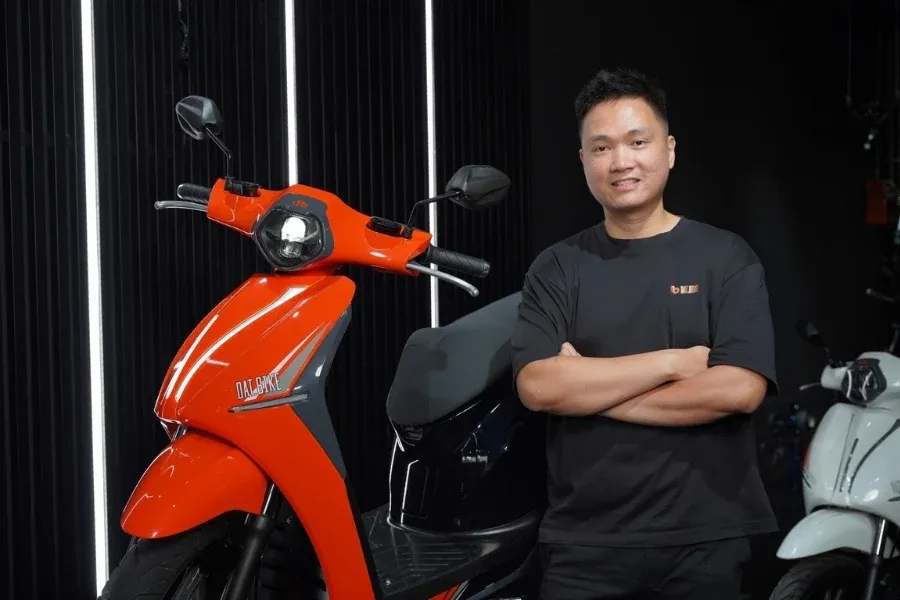 Xe máy điện Dat Bike màu cam hợp cho người Mệnh Hỏa