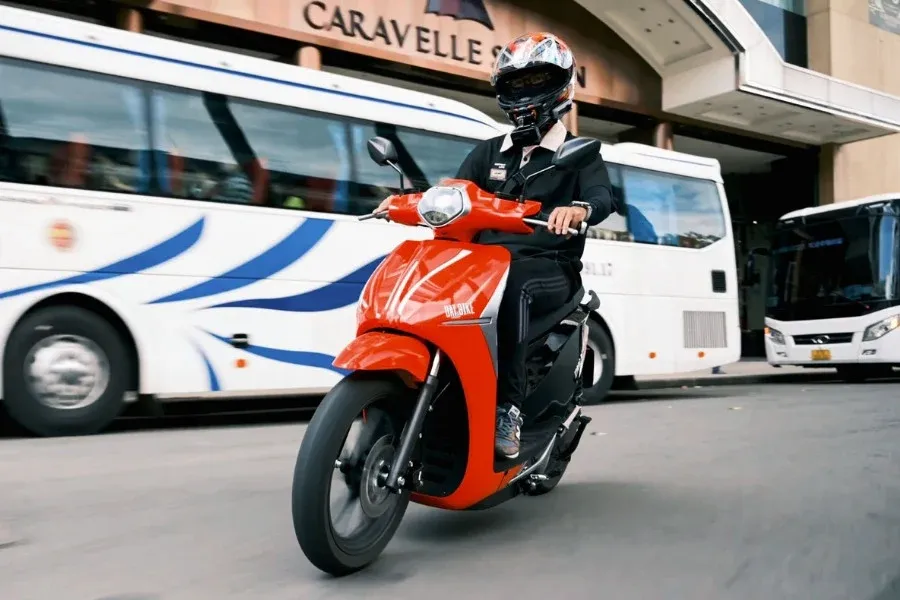 Mẫu xe máy điện Dat Bike màu cam cá tính, nổi bật hợp cho người Mệnh Hỏa