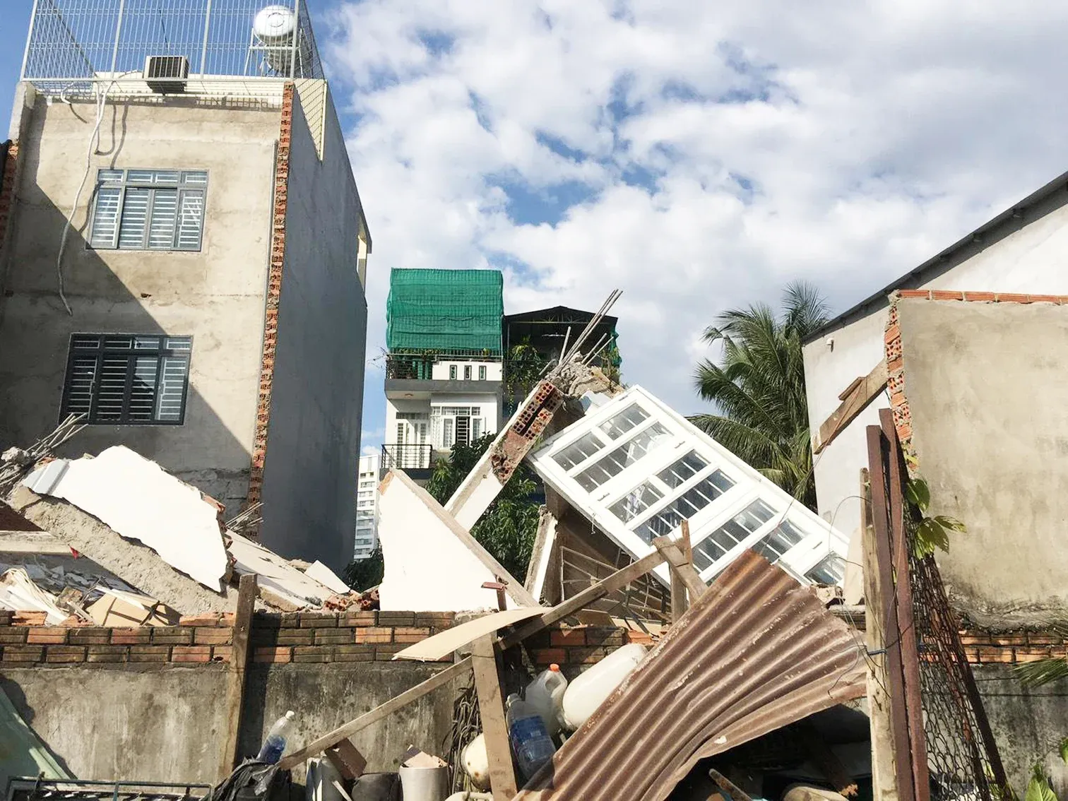 Mơ thấy nhà sập nhưng không có ai bị thương là điềm báo tích cực, cho thấy bạn sẽ vượt qua khó khăn và thay đổi trong cuộc sống mà không gặp tổn thất lớn