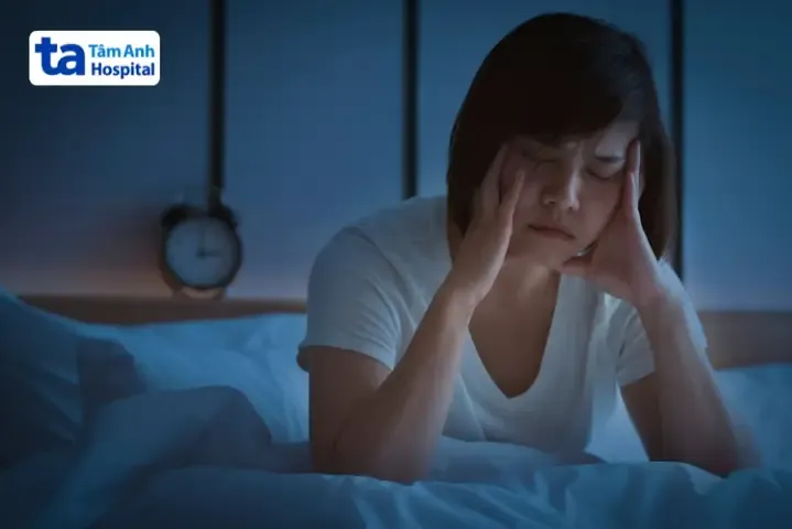 Hình ảnh tổng hợp các yếu tố có thể ảnh hưởng đến chất lượng giấc ngủ sâu, như ánh sáng, tiếng ồn, nhiệt độ phòng và thói quen sinh hoạt.