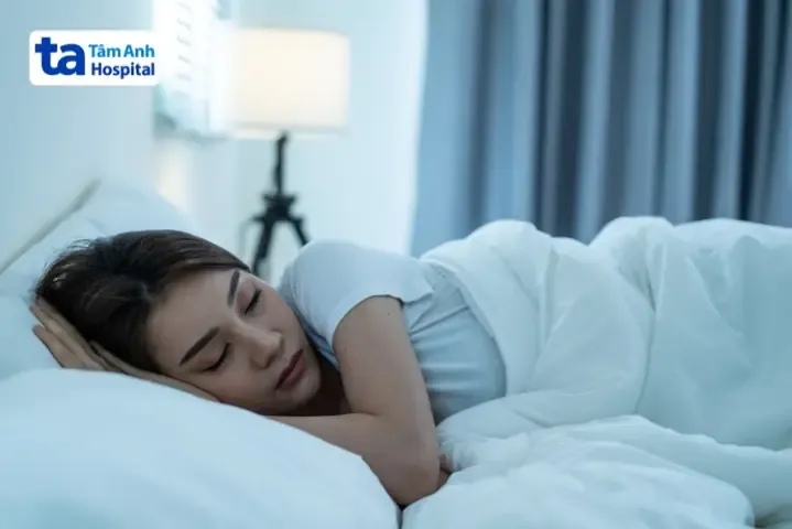 Cảnh tượng thiên nhiên hùng vĩ với cây cổ thụ cao lớn, tượng trưng cho sự vững chãi và kết nối với thiên nhiên.