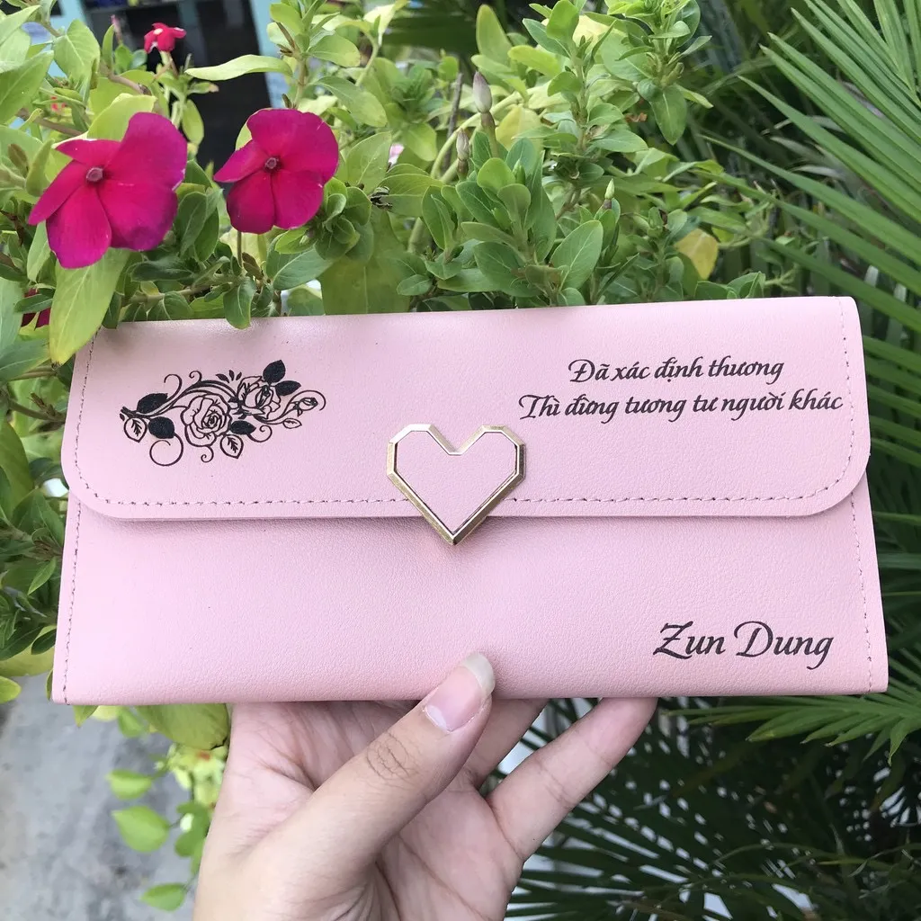 Ví da khắc chữ đại diện cho sự chuyên nghiệp và đẳng cấp của người sở hữu