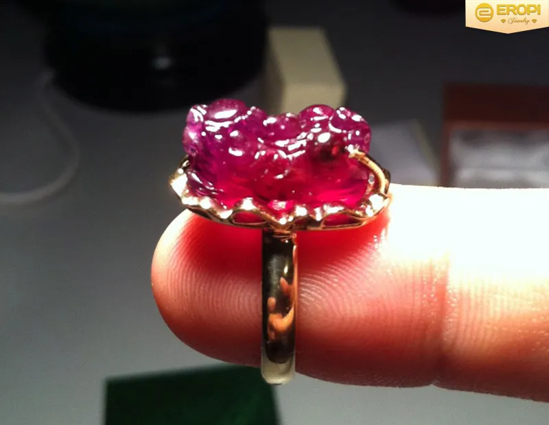 Một chiếc nhẫn Tỳ Hưu được đặt trang trọng trong hộp