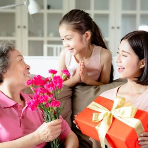 Bó hoa tươi thắm là món quà sinh nhật ý nghĩa dành tặng mẹ