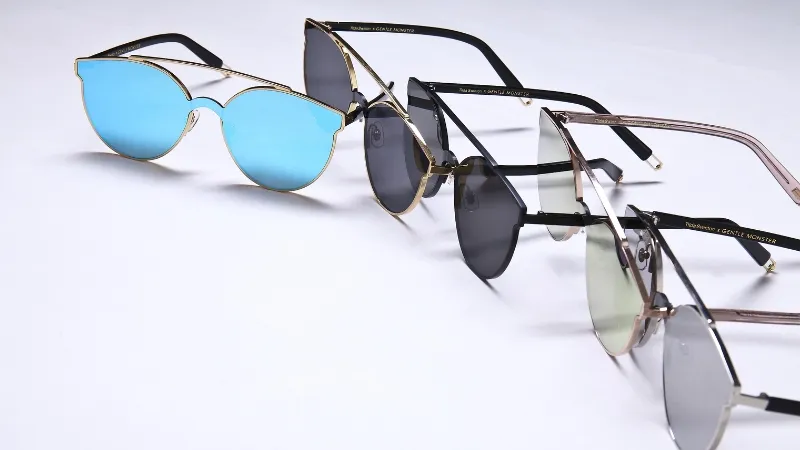 Tặng mắt kính cho cô giáo