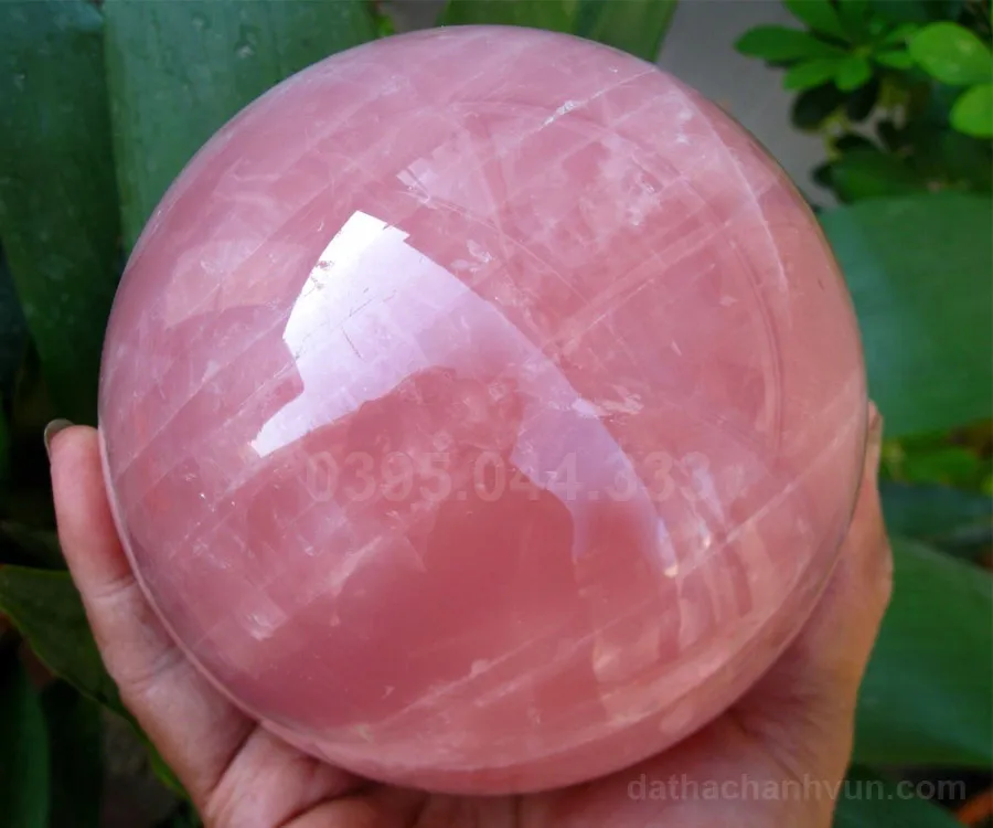 Quả cầu đá thạch anh hồng tăng cường tình duyên