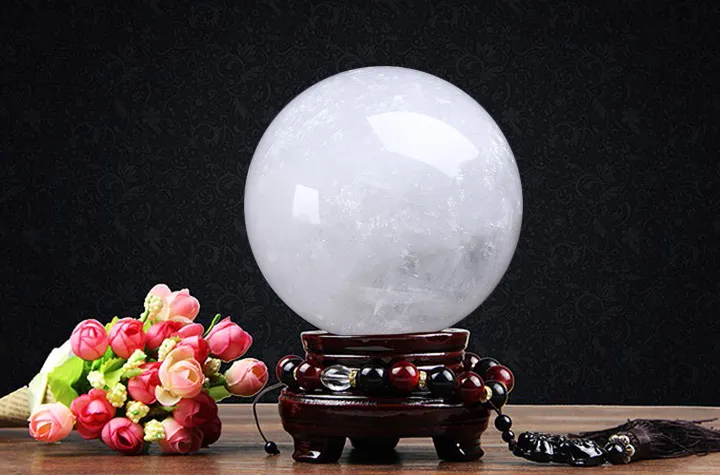 Bày trí bàn làm việc theo phong thủy với quả cầu phong thủy